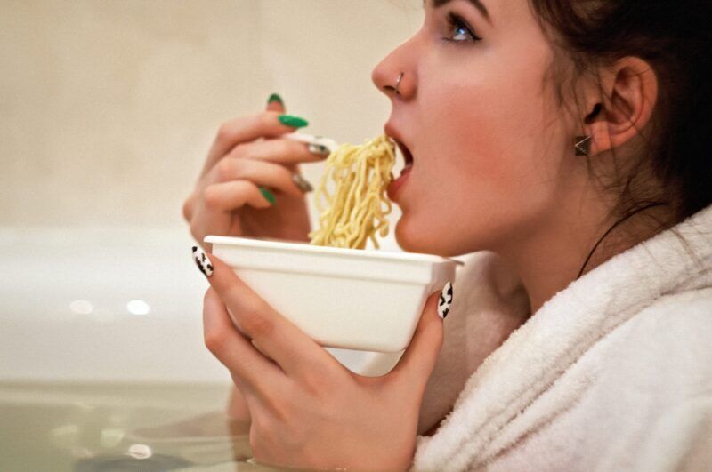 Mangiare da soli fa male al cuore: e non è per la sensazione di abbandono