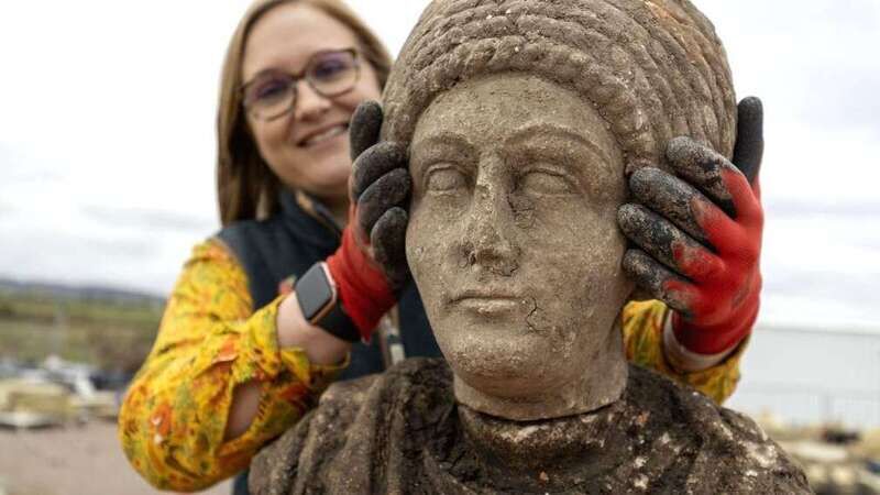 Statue romane scoperte dagli archeologi in una chiesa abbandonata del Buckinghamshire
