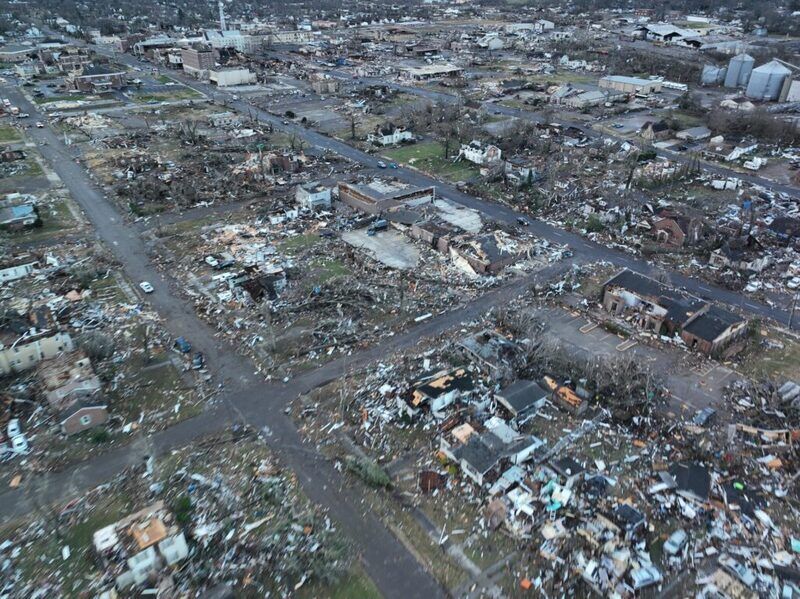 I tornado negli Stati Uniti hanno ucciso 83 persone, mentre le squadre di soccorso cercano i sopravvissuti