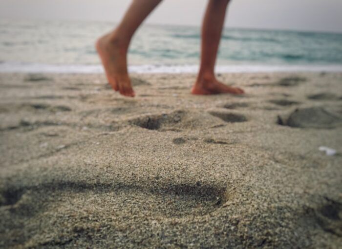 Grounding, la nuova tendenza utilizzata dagli influencer per connettersi alla Terra: in cosa consiste