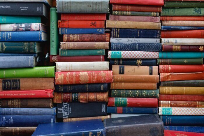 Cos’è lo tsundoku, la tendenza ad accumulare libri