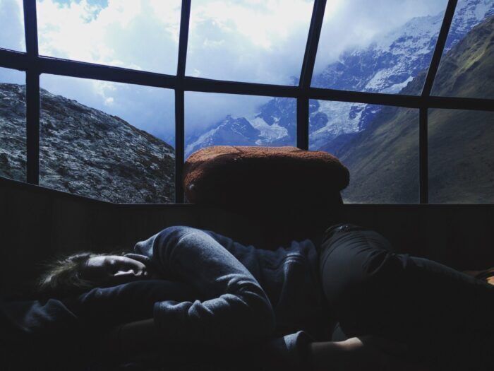 Il cervello presta attenzione alle voci sconosciute durante il sonno