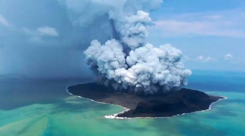 “Una massiccia esplosione”: i racconti degli abitanti di Tonga dopo l’eruzione del vulcano