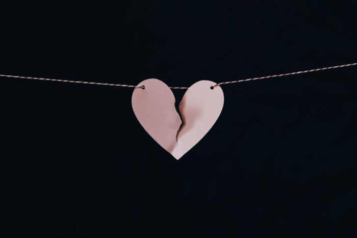 Sindrome del cuore spezzato: in aumento tra le donne e sembra essere più grave