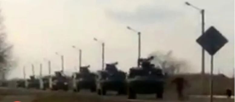 Guerra Russia-Ucraina: il video virale dell'”uomo carro armato” che cerca di bloccare il convoglio militare russo