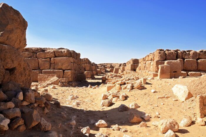 Scoperte in una delle città più antiche del mondo ossa dipinte dei morti