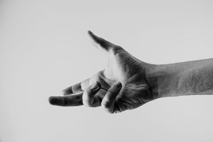 Le illusioni mentali per convincere gli umani di avere sei dita in una mano