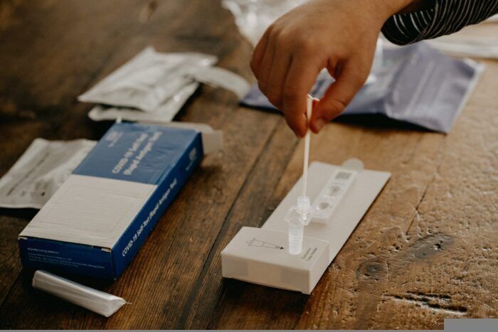 I test PCR della saliva mostrano una maggiore efficacia rispetto ai tamponi nasali