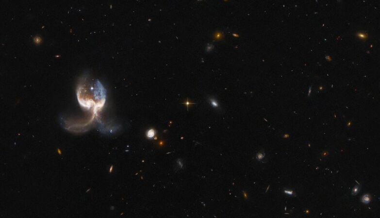 Un angelo nello spazio: il telescopio spaziale Hubble cattura la danza di due galassie