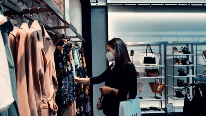 Shopping compulsivo: come influisce la psicologia e come i negozianti la usano per spingerci a fare più acquisti