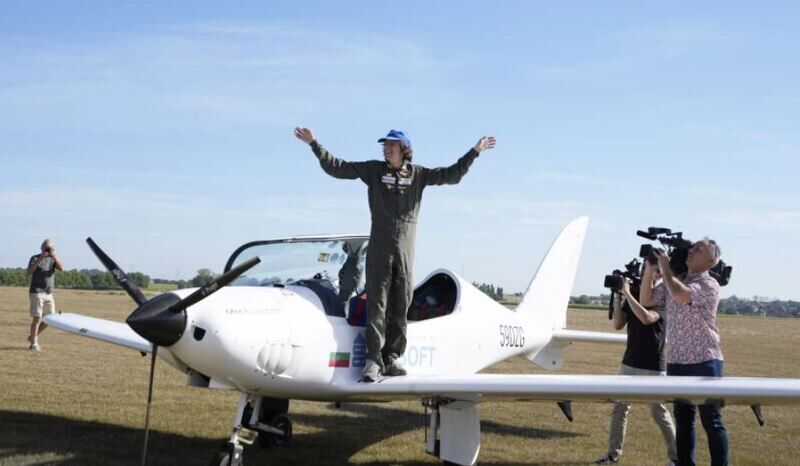 Pilota di 17 anni vola in solitaria per il mondo aggiudicandosi il Guinness World Records