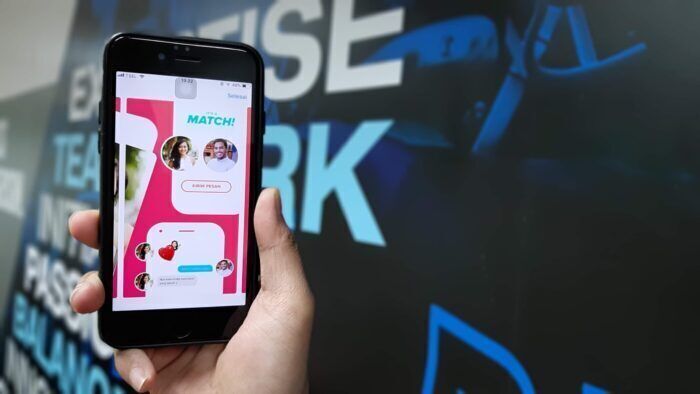 Tinder scopre come affrontare i truffatori: affrontarli faccia a faccia
