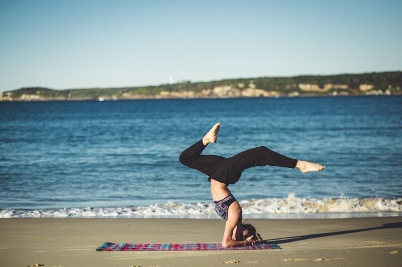 Lo yoga ha diversi benefici per la salute, ma ce n’è uno altamente discutibile