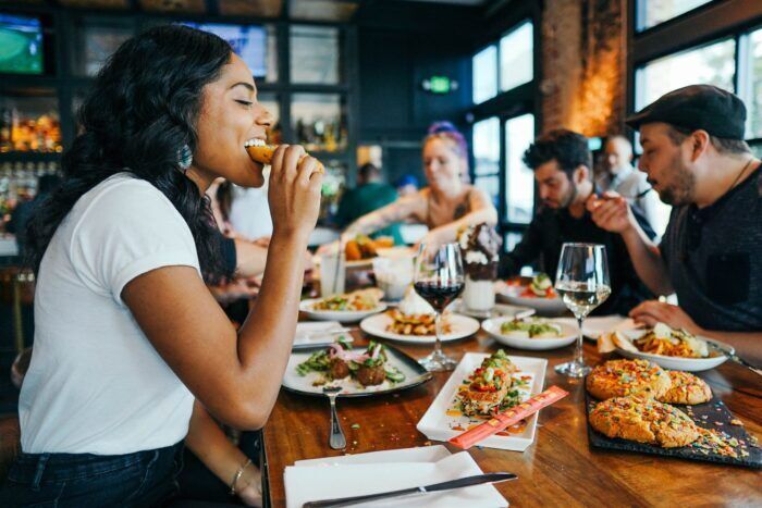 L’ora del giorno in cui mangiamo può influenzare la nostra salute mentale