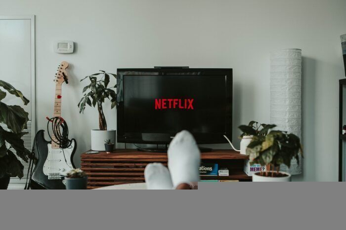 Binge-watching: quali sono gli effetti negativi sul sonno e sullo studio