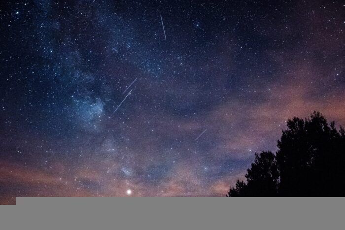 Due piogge di meteoriti per illuminare il cielo di dicembre: come vedere le stelle cadenti natalizie