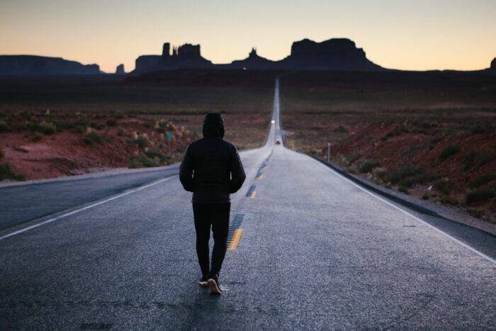 Camminare: il modo semplice per superare i mali dello stare seduti tutto il giorno