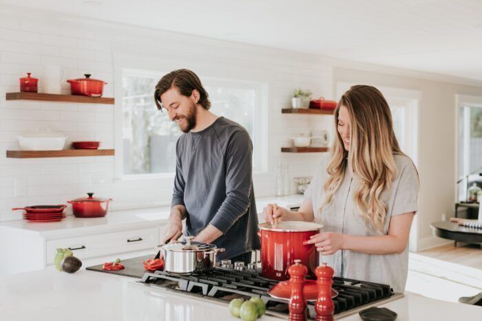 Cucinare inquina: la cottura dei cibi causa problemi respiratori come il fumo