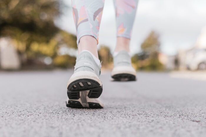 Camminare all’indietro ha un numero sorprendente di benefici per la salute