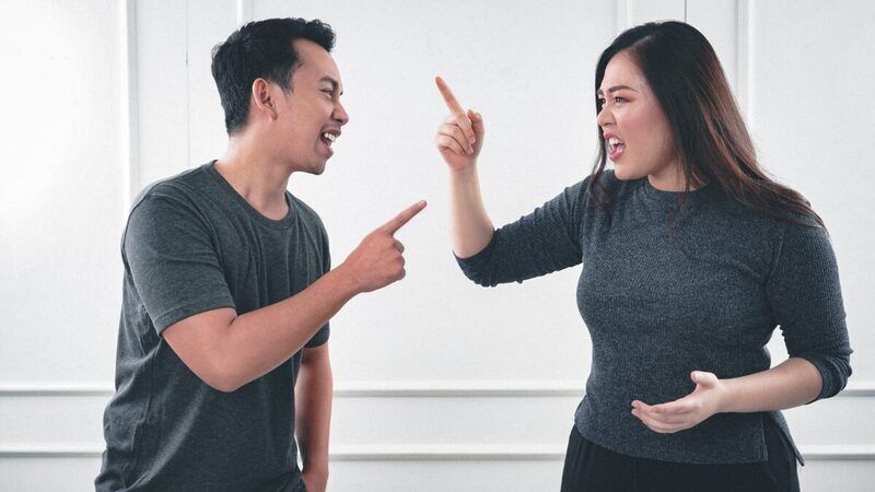 Le frasi tossiche che distruggono lentamente una relazione: la prospettiva di uno psicologo di Harvard