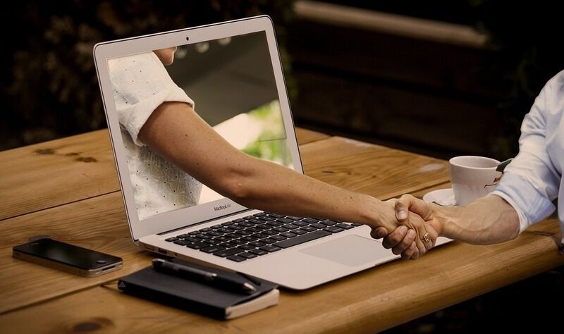 Avere amicizie a lavoro mantiene in salute le donne di mezza età