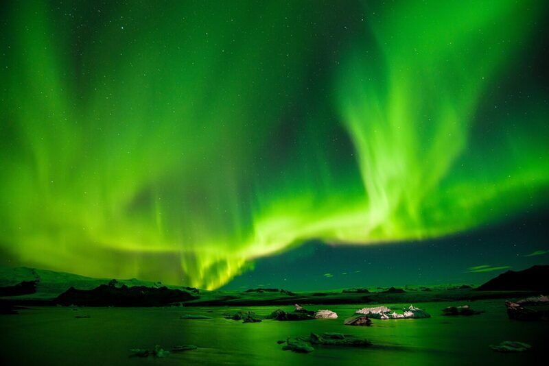 Pilota inverte la rotta per mostrare l’aurora boreale ai passeggeri