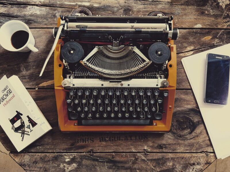 Le citazioni più significative di Charles Bukowski, lo scrittore maledetto che ha ispirato intere generazioni