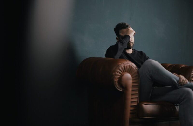 La ripetizione di pensieri negativi durante la depressione associata ai pensieri suicidi