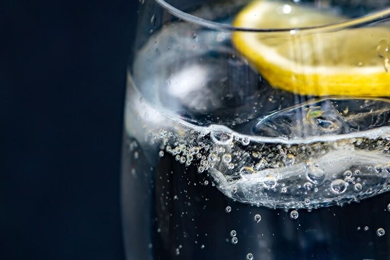 Acqua frizzante o naturale: ecco cosa scegliere per la nostra salute