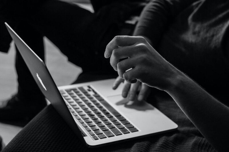 Dipendenza da internet: l’84% degli italiani non riesce a fare a meno della connessione
