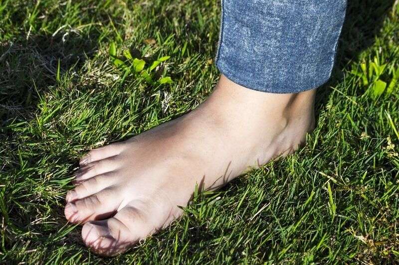 Camminare a piedi nudi: benefici per il corpo e la mente