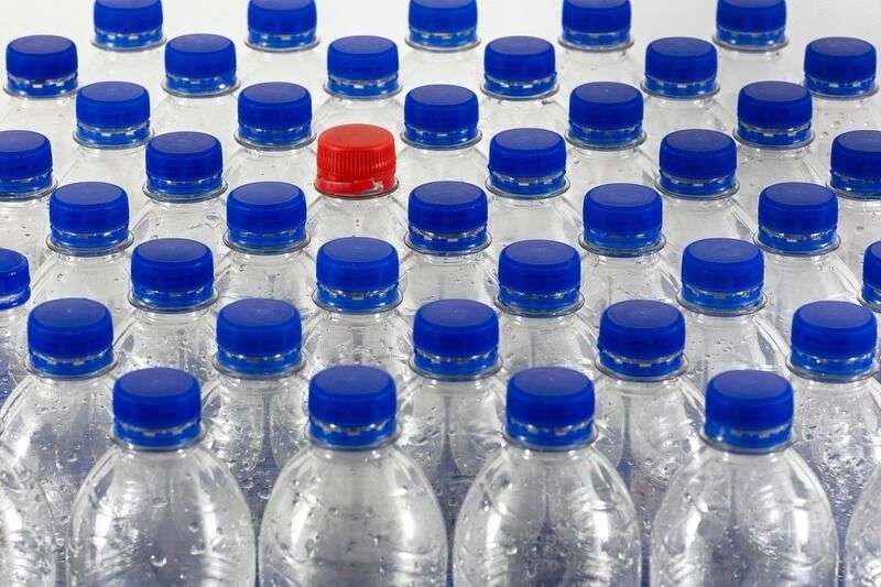 Plastica: perché i tappi delle bottiglie non si staccano più facilmente?