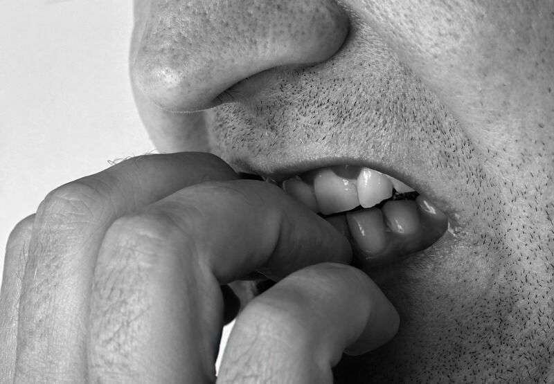 Mangiarsi le Unghie: una prospettiva sulla perfezione e il comportamento