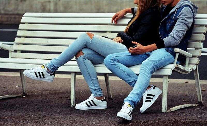 Cos’è il partner-phubbing e il suo impatto sulle relazioni: come affrontarlo