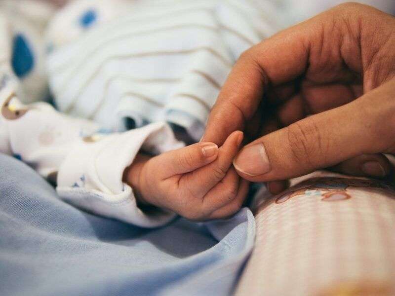 Chi era John Bowlby, il pioniere che svelò le gravi conseguenze della carenza di cure materne