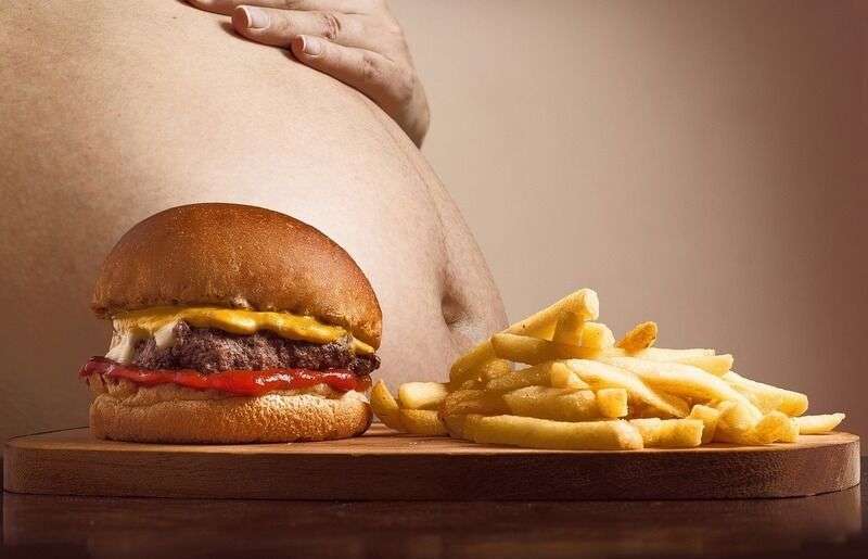 Effetti collaterali dei fast food ogni giorno: una guerra silenziosa contro la salute
