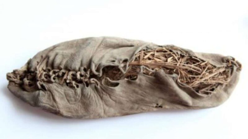 Scoperta archeologica: una scarpa di bambino intatta risalente a 2000 anni