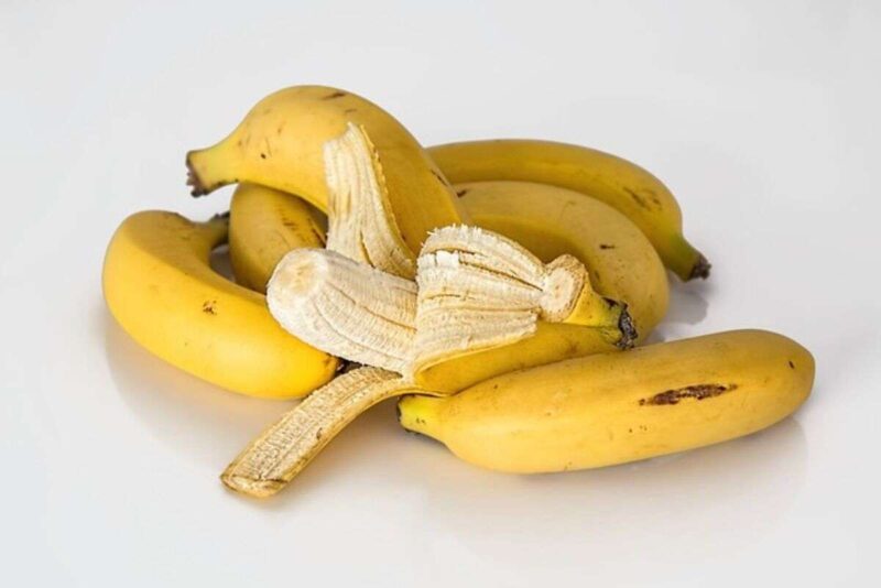 Mangiare la punta della banana: benefici e miti da sfatare