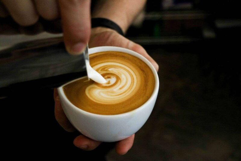 Studio rivela il collegamento tra le preferenze del caffè e l’aumento di peso