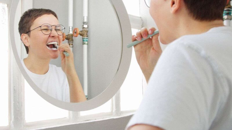 Igiene orale: perché non lavarsi i denti subito dopo la colazione