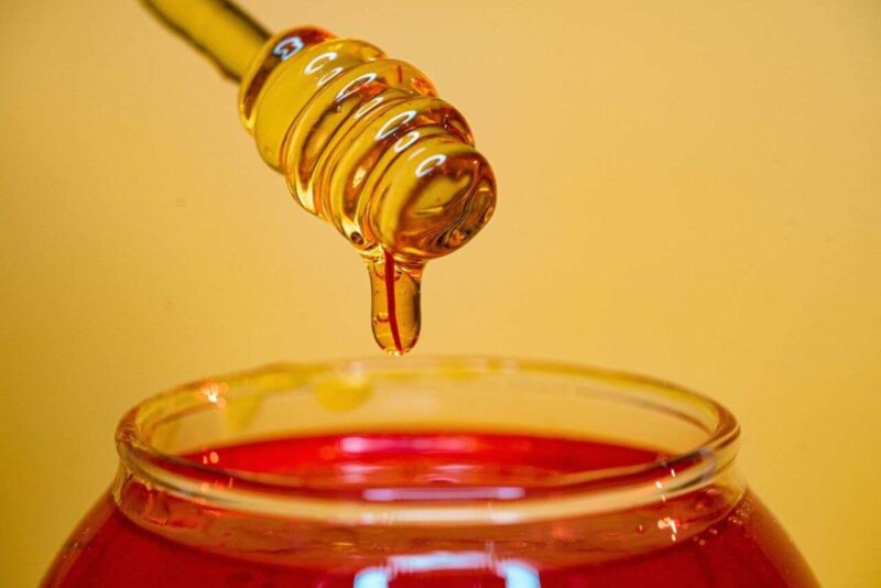 Oximel: l’antica pozione di miele e aceto che cura anche le infezioni croniche