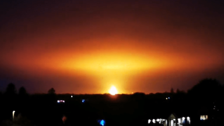 Fulmine sconvolge l’Oxfordshire: esplosione e palla di fuoco illuminano i cieli