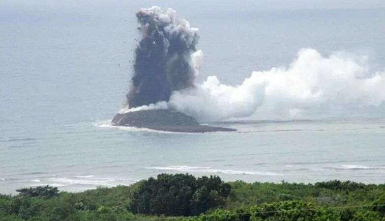 Nasce una nuova isola al largo delle coste giapponesi a seguito di un’esplosiva eruzione sottomarina