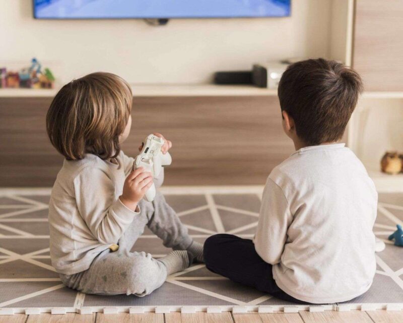 Bambini e smartphone: le 4 parti del cervello più colpite e alcuni effetti positivi