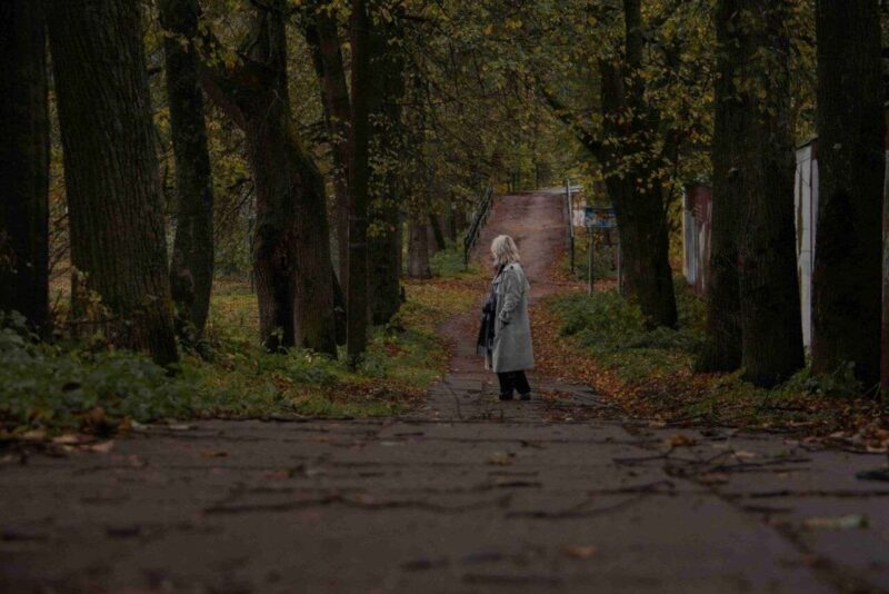 Camminare all’indietro: una strada per la salute e il benessere del cervello