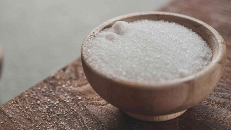 Un cucchiaino di sale in meno al giorno può ridurre la pressione sanguigna come i farmaci