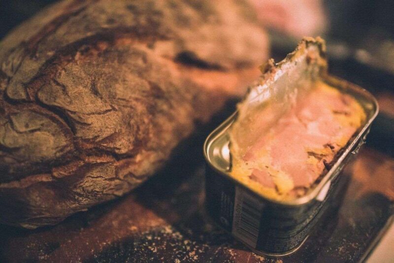 L’olio delle scatolette di tonno: da problema ambientale a tesoro culinario