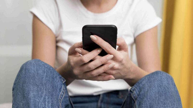 Phubbing: l’abitudine diffusa che ci rende soli e irritati – Implicazioni profonde per la salute mentale