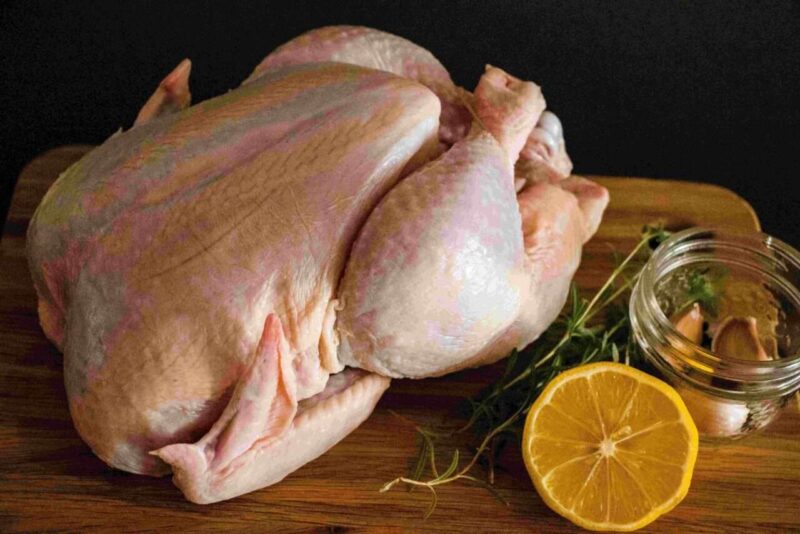 Dovremmo lavare il pollo prima di cucinarlo?