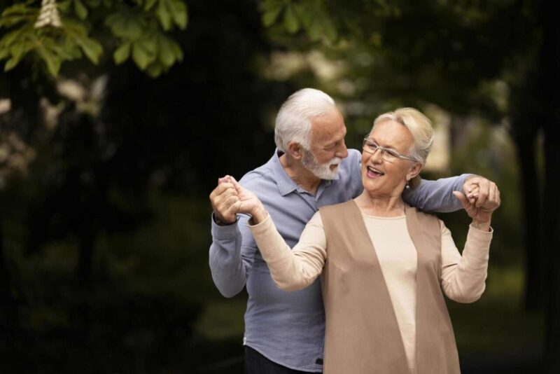 Viviamo più a lungo e il divario tra uomini e donne si sta riducendo